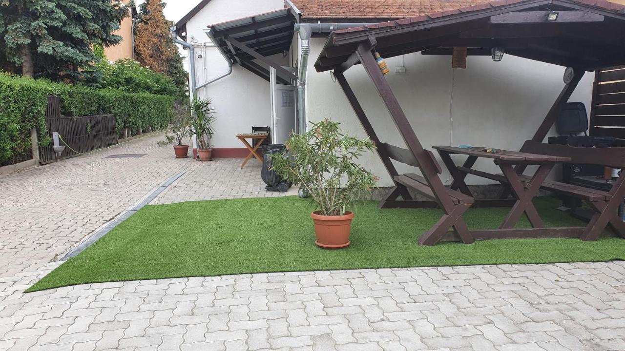 Ruttkai Vendeghaz Apartment เซแกชแฟเฮร์วาร์ ภายนอก รูปภาพ