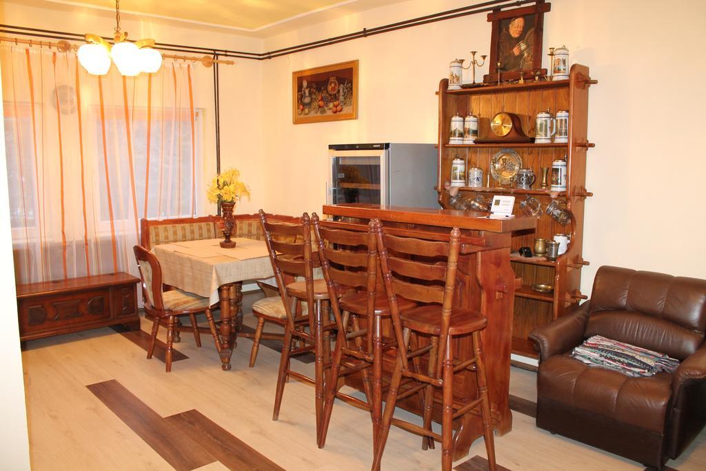 Ruttkai Vendeghaz Apartment เซแกชแฟเฮร์วาร์ ภายนอก รูปภาพ