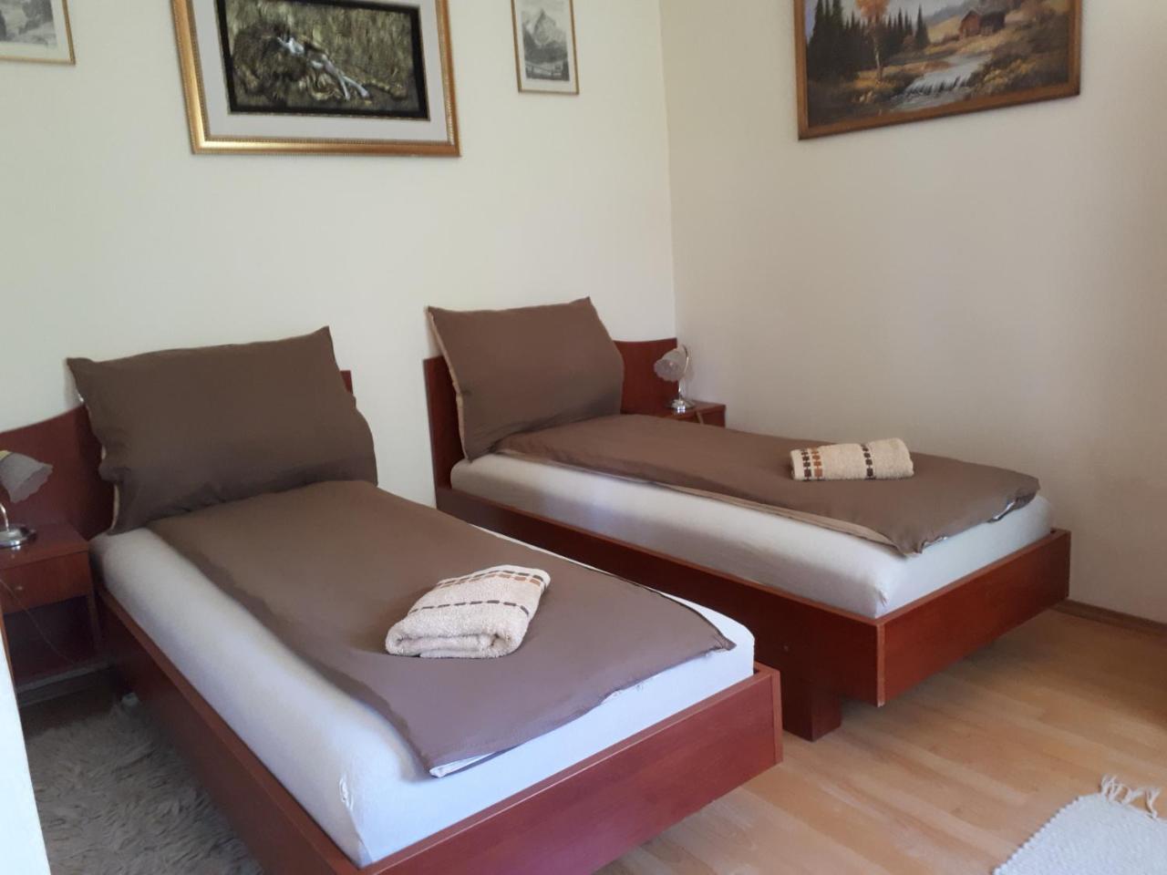 Ruttkai Vendeghaz Apartment เซแกชแฟเฮร์วาร์ ภายนอก รูปภาพ